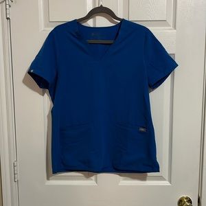 Women Casma fig scrub top. Medium and royal blue